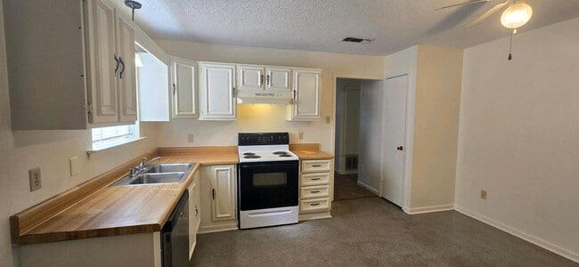 Photo - Available! 2 Bedroom 1 Bath Close to Everything! Longview, TX!