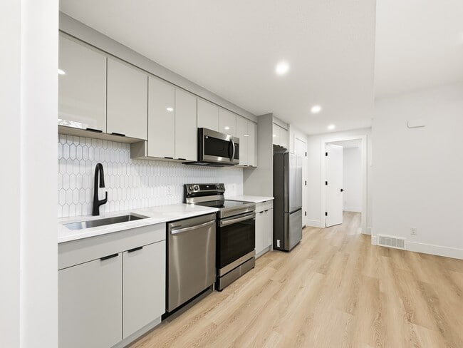 Photo - 4125-41217 17 Ave SW Unit 4125R/ Lower