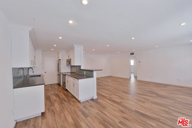 Photo - 136 S Palm Dr Unidad 102