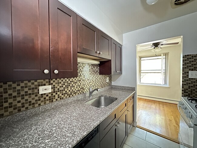 Photo - 3710 N Pine Grove Ave Unit 104