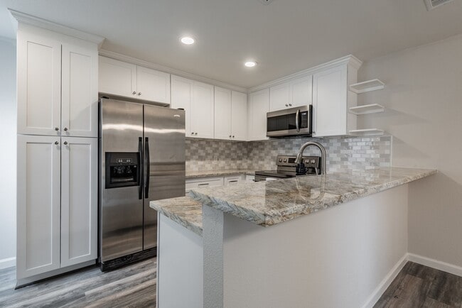 Building Photo - 2121 Fountain View Dr Unit 6 Rental