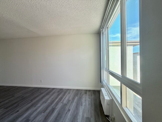 Photo - Western Serrano Ave Apartments