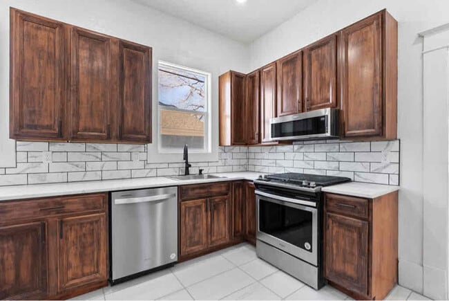 Building Photo - 528 W Fremont St Rental
