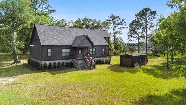 Photo - "Spacious 4-Bed Oasis with Guest Suite on ...