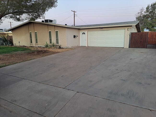 Building Photo - SINGLE FAMILY HOME.
