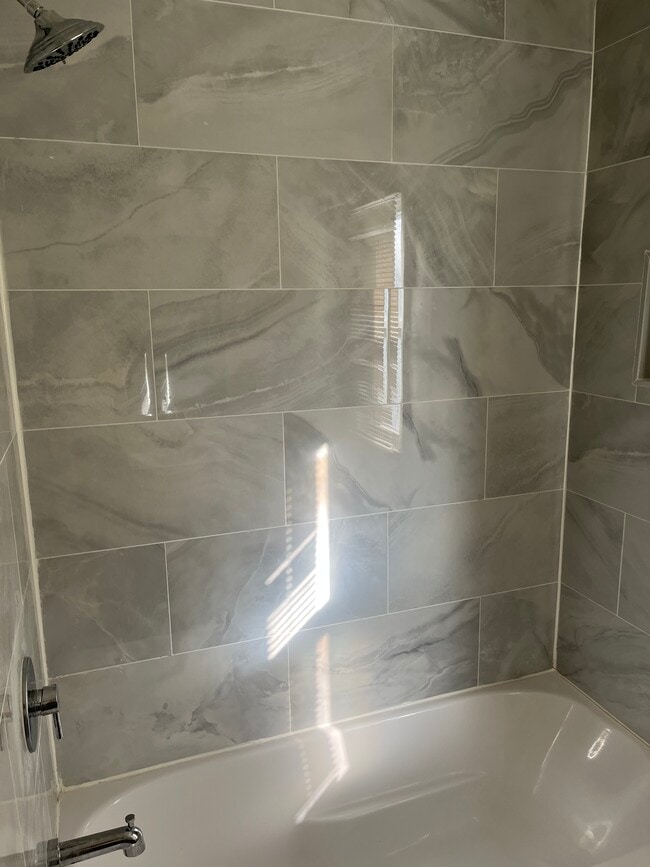 Building Photo - 1370 E 22nd Ave