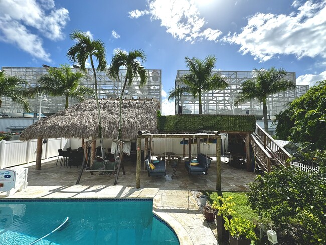 tiki hut and deck - 1820 SW 22nd Ave House