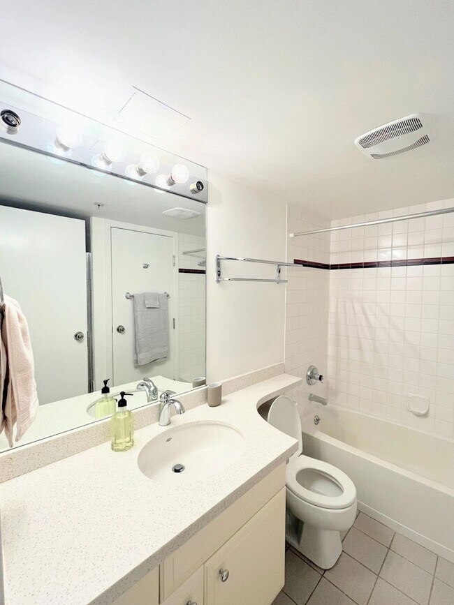 Photo - 1979 Yew St Unit ID1255891P