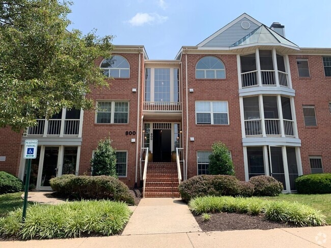 Building Photo - Spacious and Private Condo in The Oaks at ...