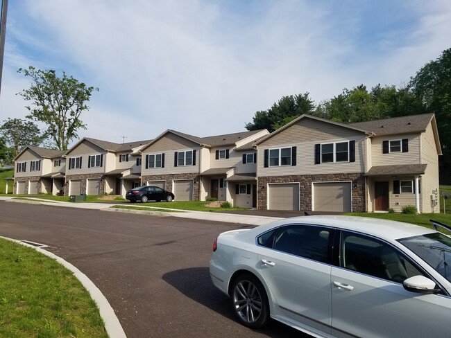 Building Photo - 100 Hollow Dr