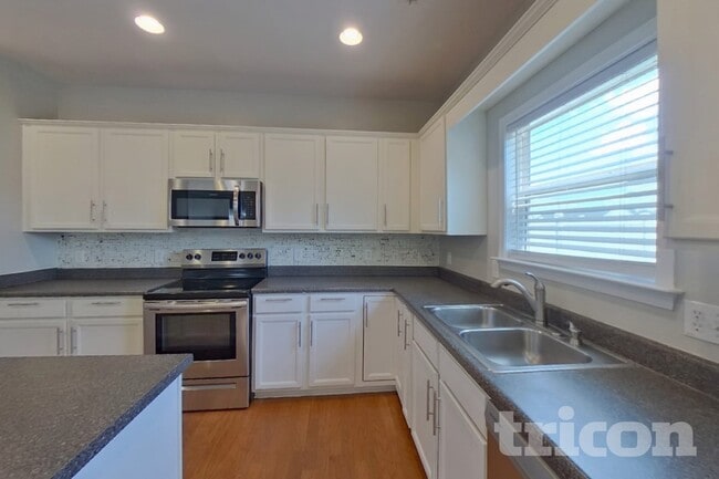527 W Saddletree Dr