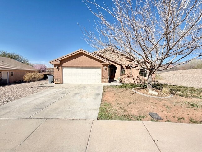 Building Photo - Charming 3 Bed 2 Bath + DEN/OFFICE Area!