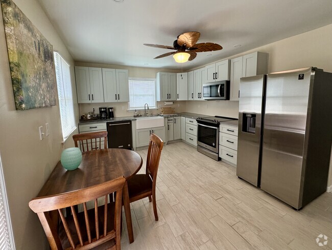 Roomy kitchen - 189 Newton St Rental