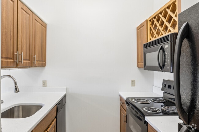 1BR, 1BA - 766SF - Kitchen