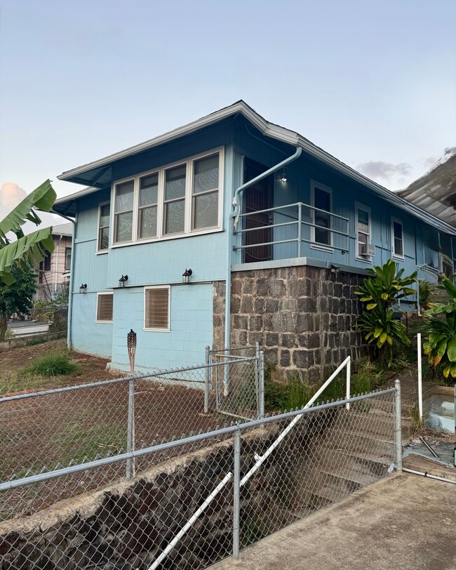 Building Photo - 1769 Puowaina Dr