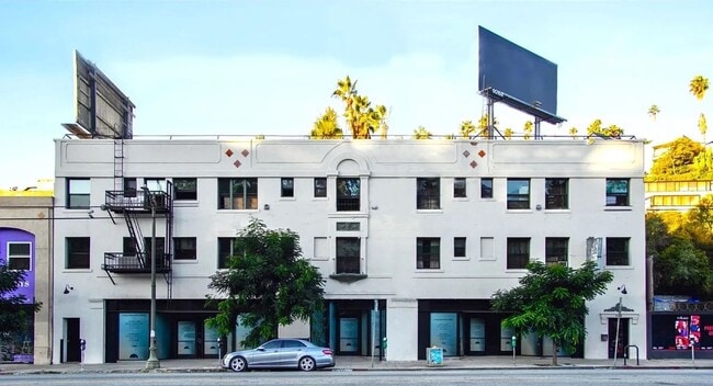 3218 W Sunset Blvd