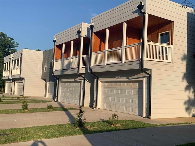 Photo - 444 W College St