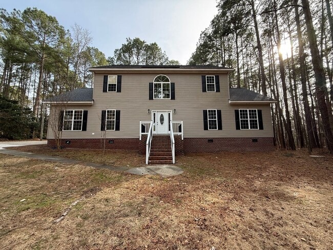 Building Photo - Private 4BD, 2.5BA Fuquay Varina Home on a Large Lot with a Fenced Yard and First Floor Master Be...