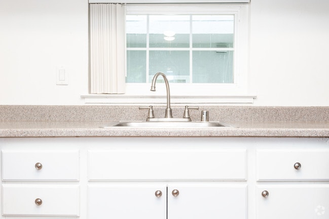 2BR,1.5BA-880SQ - St Moritz Apartments