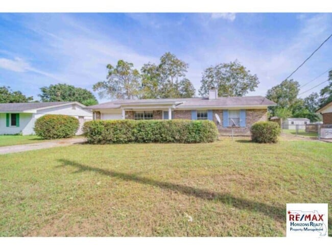 Building Photo - Charming Brick Ranch!