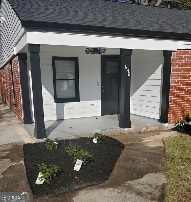 Photo - 755 Bonnie Brae Ave SW