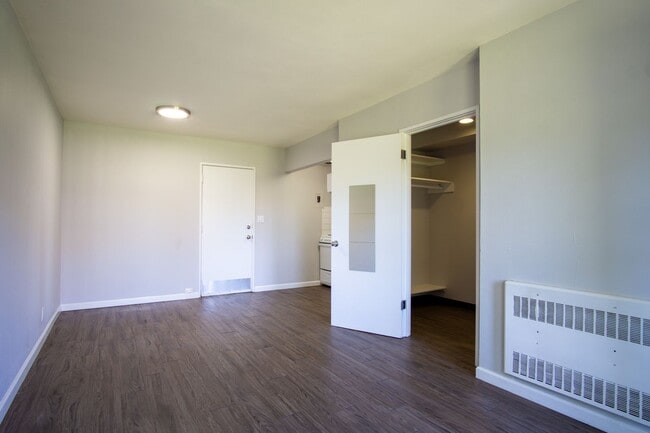 Photo - John's Landing: Mid-Century Studio w/ Walk-Through Closet! Unidad 25