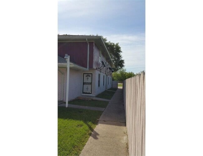Building Photo - 10921 Roger Dr Rental