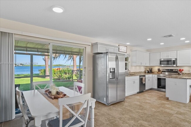 Photo - 924 Lake Dr E