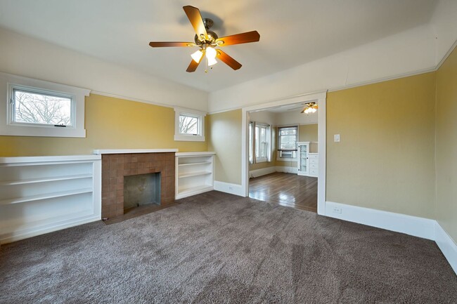 Building Photo - Charming Midtown 1-Bedroom Apartment with Private Balcony and Hardwood Floors!