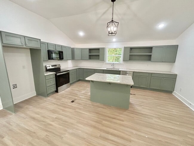 Building Photo - Beautifully Renovated 3 Bedroom 2 1/2 Bath... Rental