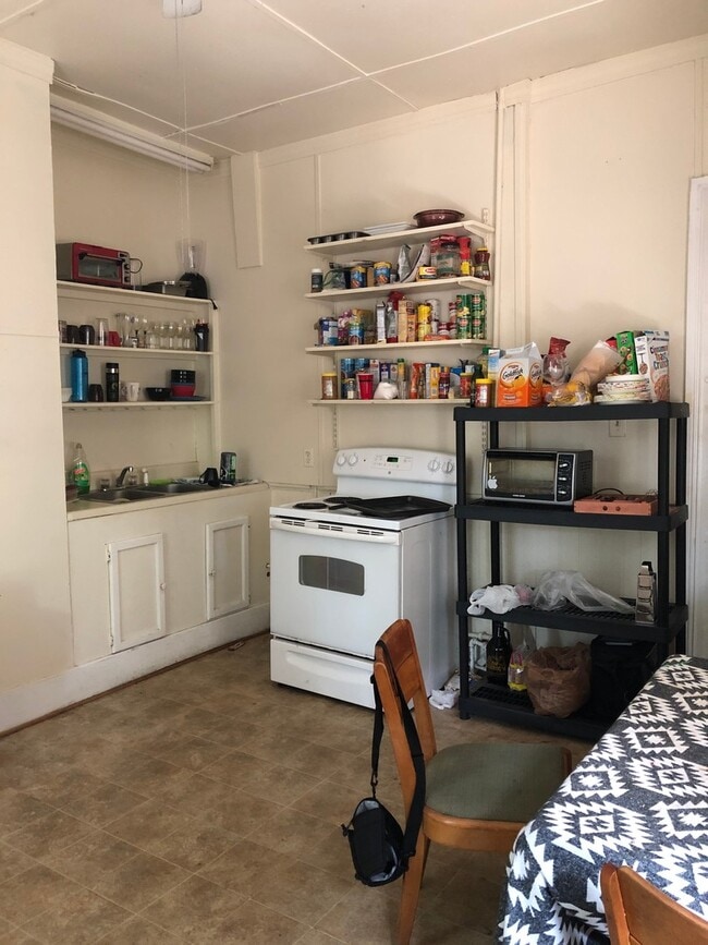 Photo - Spacious 4 bdrm/2 bath Home Located in Richmond's Fan District w/Balcony!!  Walking Distance to V...