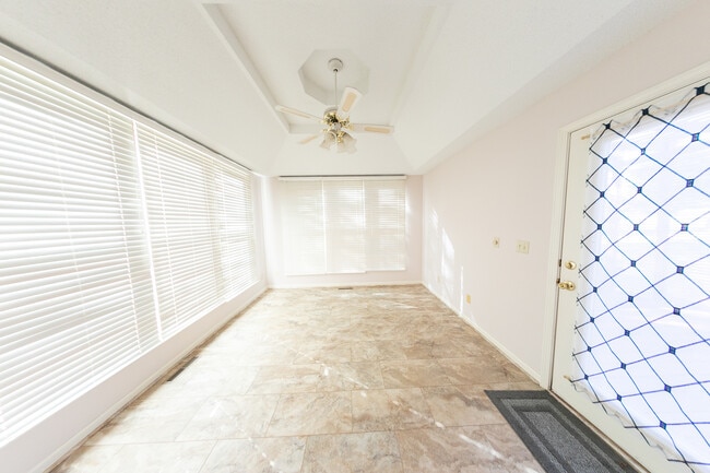 Photo - 618 Chaucer Ln