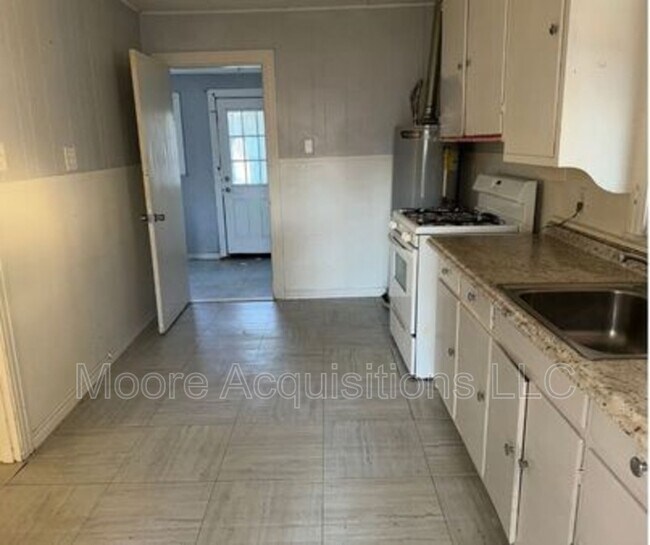 Photo - 830 S Lyon St