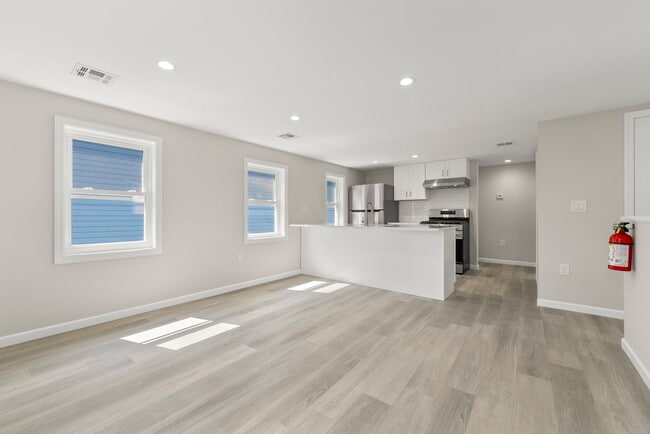Building Photo - 30 New St Unit 2 Rental