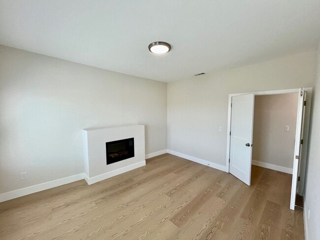 Photo - SPECTACULAR, TOP FLOOR 2 BED/1 BATH FULLY RENOVATED!!! Unit 1561