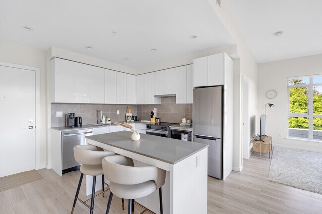 Photo - 14257-1103A 103A Ave Unit ID1262260P