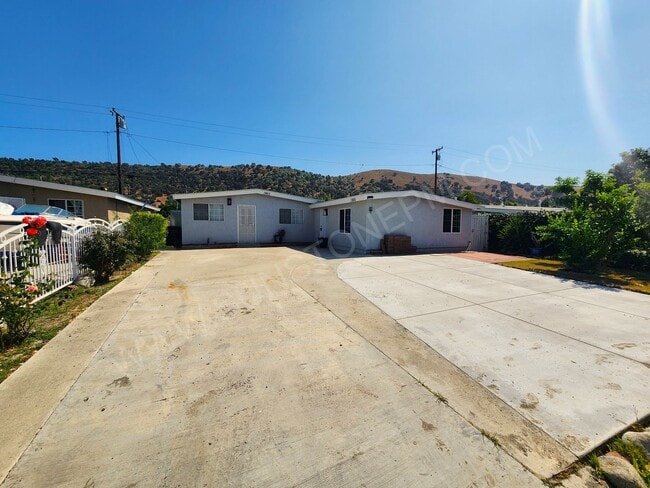 Building Photo - 2 Bedroom, 1 bathroom Rental