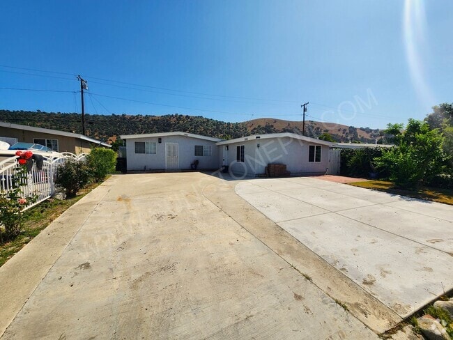 Building Photo - 2 Bedroom, 1 bathroom Rental