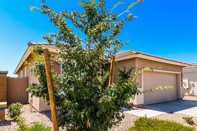 Photo - 20251 W Buchanan St