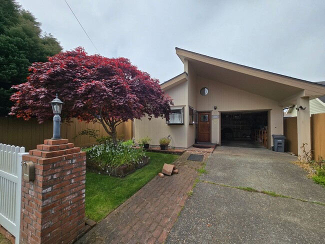 Furnished 1-bedroom Pine Hill home! - Furnished 1-bedroom Pine Hill home!