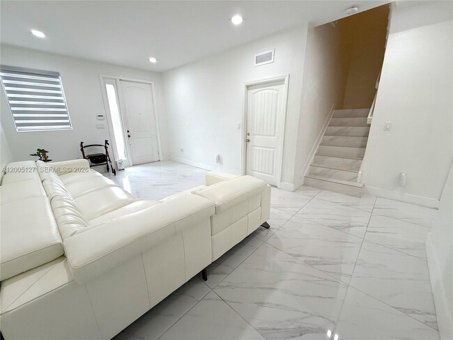 Photo - 758 NE 34th Ave