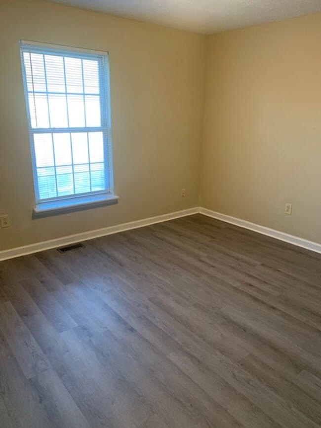 Photo - 20 Bedroom, 2 bath home located close to Downtown Nicholasville, KY