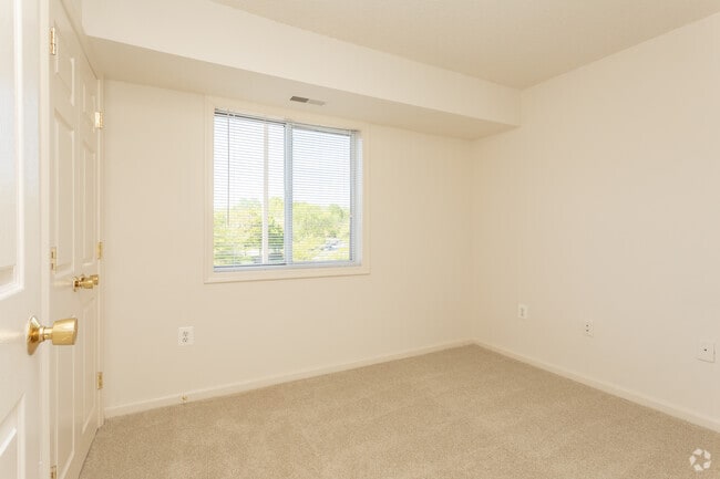 2BR, 2BA - 803 SF