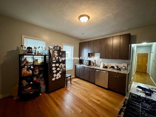 Building Photo - 109 Pleasant St Unit 1 Rental