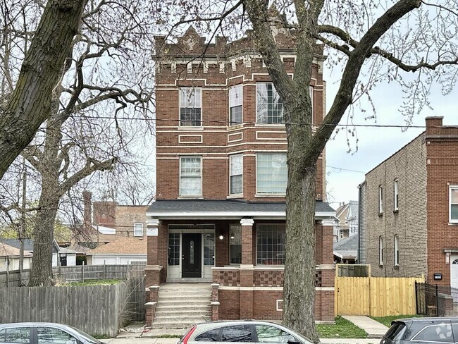 Building Photo - 2537 N Kildare Ave Unit J01P Rental