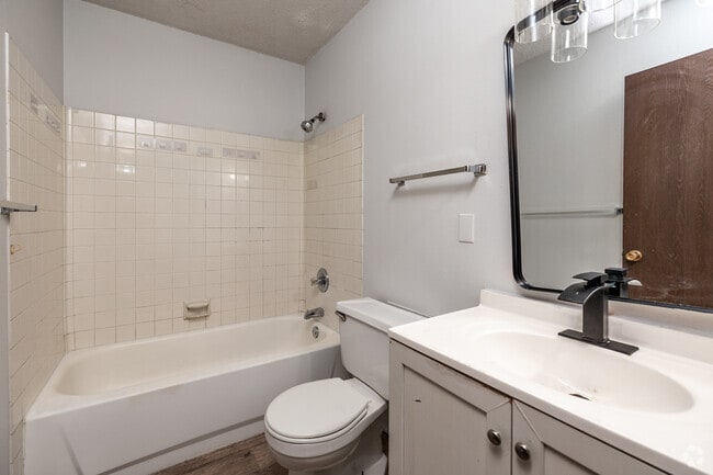 2BR, 1BA - 825SF - Bathroom