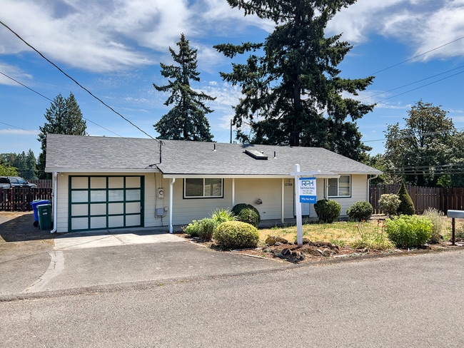 Photo - Spacious 3 Bedroom 1 Bath Ranch House  in Milwaukie! Washer and Dryer Included!