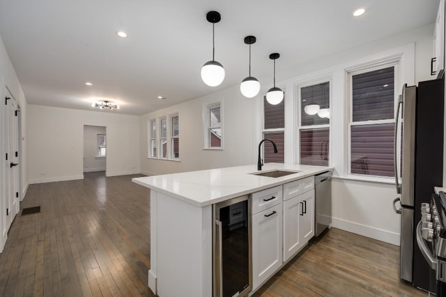 Photo - 2137 N Maplewood Ave Unit 1R