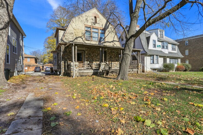 Photo - 806 W Oregon St House