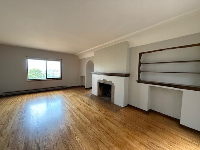 Building Photo - Cliff Dr. Apartment - Spacious with Hardwo... Unit 216